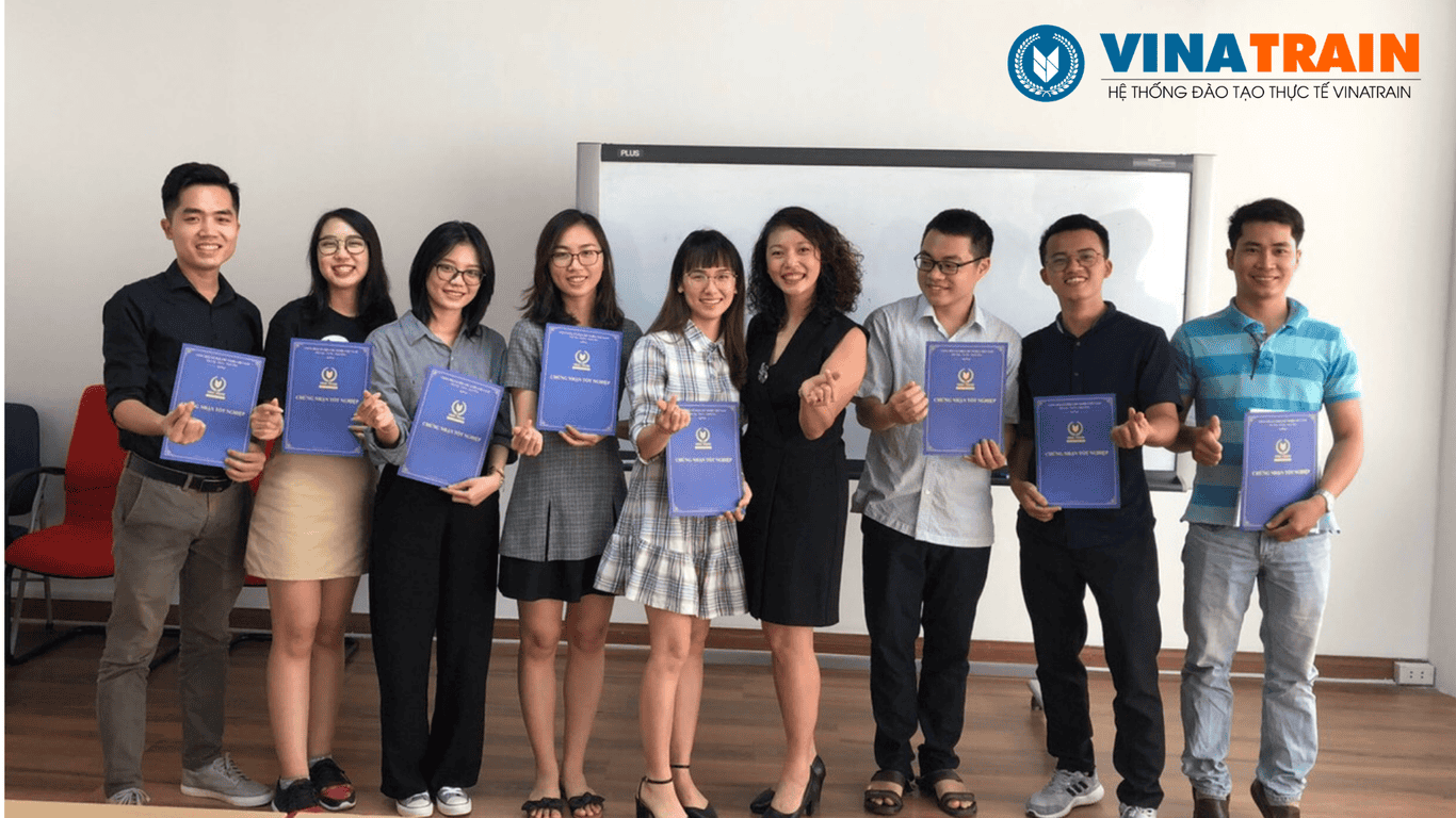 Học viên lớp chụp ảnh lưu niệm tốt nghiệp tại khóa học C&B VinaTrain (Hồ Chí Minh)