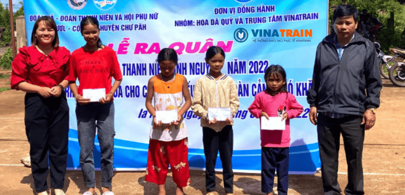 Chị Nguyễn Thị Thơm – Đại diện Trung tâm Hành chính Vinatrain trao tặng quà cho học sinh nghèo