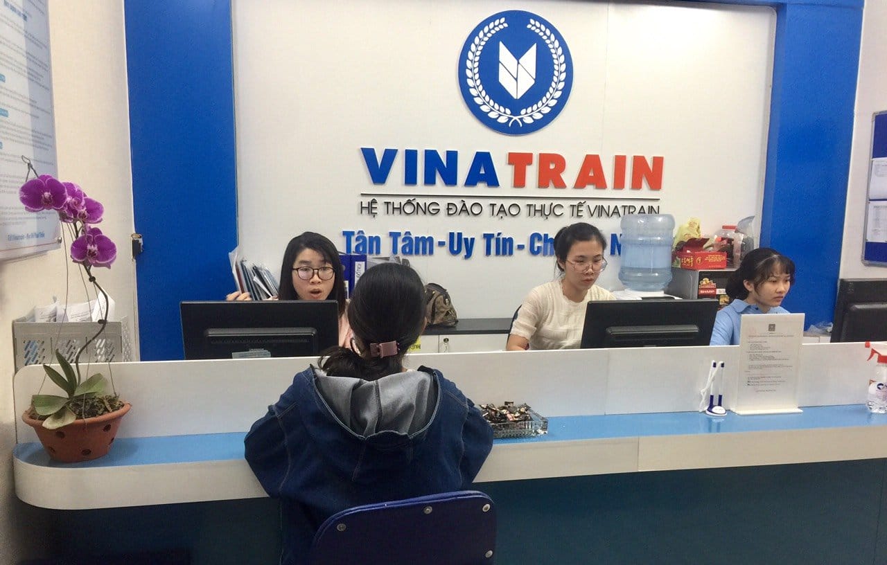 HÌnh ảnh học viên nhận tư vấn khóa học tại trung tâm đào tạo kế toán Vinatrain chi nhánh Hà Nội 