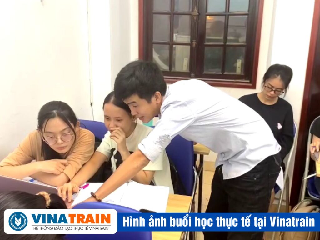 Khóa học hành chính nhân sự ngắn hạn thực hành tại trung tâm Vinatrain