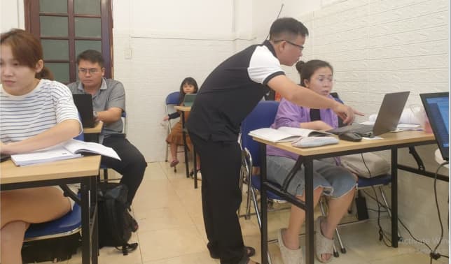 Học viên thực hành soạn thảo hợp đồng lao động tại VinaTrain chi nhánh Hồ Chí Minh